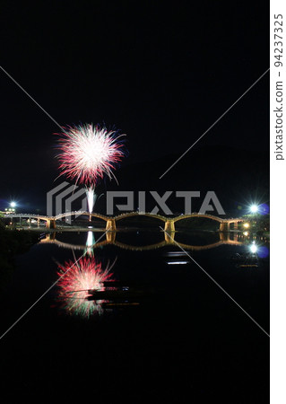錦帶橋煙花! HANABI 倒映在水面上 山口縣旅遊岩國市橫山日本夏季 錦帶橋煙花! HANABI 倒映在水面上 山口縣旅遊岩國市橫山日本夏季 94237325