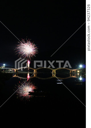 錦帶橋煙花！ HANABI 倒映在水面上 山口縣旅遊岩國市橫山日本夏季 94237326
