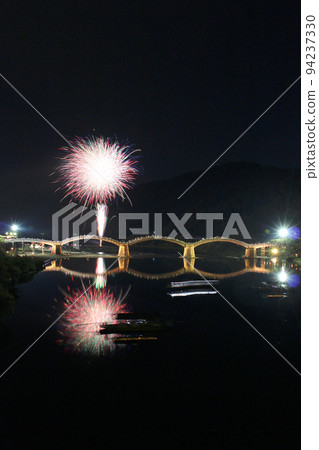 錦帶橋煙花！ HANABI 倒映在水面上 山口縣旅遊岩國市橫山日本夏季 94237330