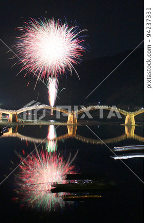 錦帶橋煙花! HANABI 倒映在水面上 山口縣旅遊岩國市橫山日本夏季 錦帶橋煙花! HANABI 倒映在水面上 山口縣旅遊岩國市橫山日本夏季 94237331