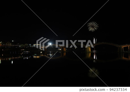錦帶橋煙花! HANABI 倒映在水面上 山口縣旅遊岩國市橫山日本夏季 錦帶橋煙花! HANABI 倒映在水面上 山口縣旅遊岩國市橫山日本夏季 94237334
