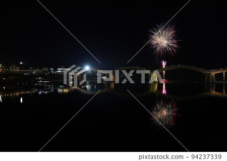 Kintai Bridge Fireworks! HANABI reflected on the surface of the water Yamaguchi Prefecture Tourism Iwakuni City Yokoyama Summer in Japan 94237339
