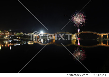 錦帶橋煙花! HANABI 倒映在水面上 山口縣旅遊岩國市橫山日本夏季 錦帶橋煙花! HANABI 倒映在水面上 山口縣旅遊岩國市橫山日本夏季 94237341