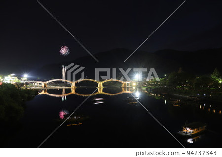 錦帶橋煙花！ HANABI 倒映在水面上 山口縣旅遊岩國市橫山日本夏季 94237343