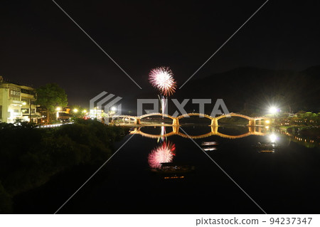 錦帶橋煙花! HANABI 倒映在水面上 山口縣旅遊岩國市橫山日本夏季 錦帶橋煙花! HANABI 倒映在水面上 山口縣旅遊岩國市橫山日本夏季 94237347