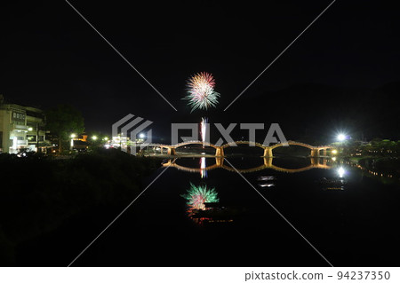 錦帶橋煙花！ HANABI 倒映在水面上 山口縣旅遊岩國市橫山日本夏季 94237350