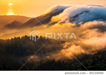 The sea of clouds and sunrise seen while climbing Mt. Bunagatake in Shiga Prefecture 94238080