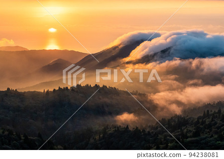 The sea of clouds and sunrise seen while climbing Mt. Bunagatake in Shiga Prefecture 94238081