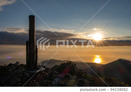The sea of clouds and sunrise seen while climbing Mt. Bunagatake in Shiga Prefecture 94238082