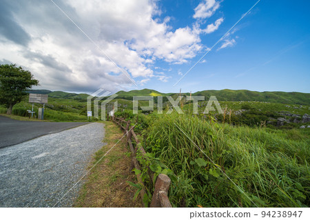 初夏的平尾台，蔚藍的天空[福岡縣北九州市] 94238947