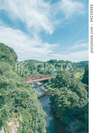 一座紅色的橋樑和日本的原始風景 一座紅色的橋樑和日本的原始風景 94238948