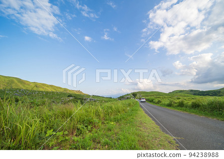 Hiraodai in early summer with a refreshing blue sky [Kitakyushu City, Fukuoka Prefecture] 94238988