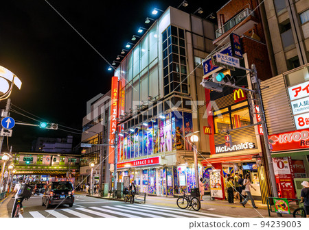日本東京城市景觀 新大久保站視圖。在街角看到的送餐 日本東京城市景觀 新大久保站視圖。在街角看到的送餐 94239003