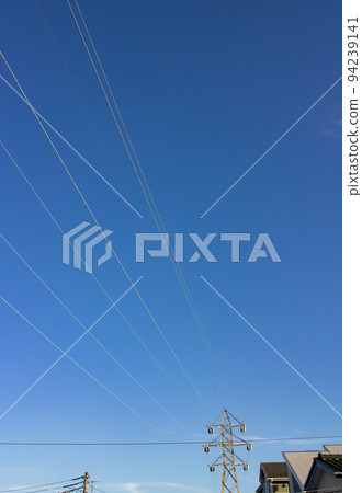 有電纜和鐵塔的藍天 有電纜和鐵塔的藍天 94239141