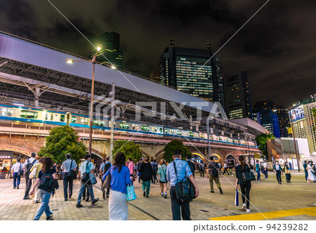 日本東京市容 7週死亡人數世界第一,4周世界第二。沒有行動限制,新橋站人很多= 9月5日 日本東京市容 7週死亡人數世界第一,4周世界第二。沒有行動限制,新橋站人很多= 9月5日 94239282