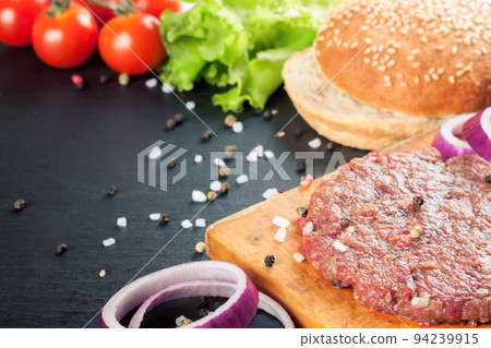 The ingredients for the burger 94239915