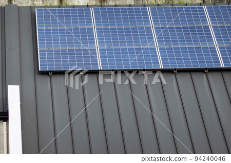 屋頂上的太陽能電池板 屋頂上的太陽能電池板 94240046