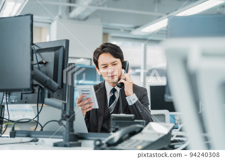 考慮估計金額的商務人士 考慮估計金額的商務人士 94240308