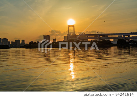 [Urban scenery of Tokyo] Evening view of Rainbow Bridge 94241614