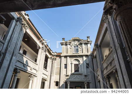 The architectural atrium of the Lukang Folk Arts Museum in Changhua, Taiwan. 94244005