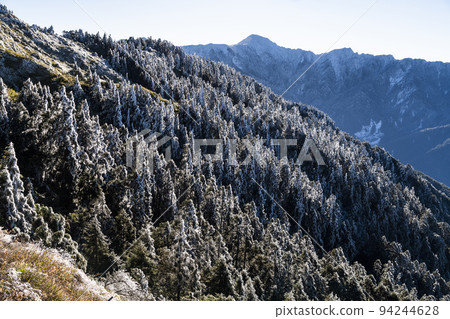 The snow covered most of the mountains and forests in Hehuan Mountain of Nantou, Taiwan. Taroko National Park is one of Taiwan's most popular tourist attractions. The snow covered most of the mountains and forests in Hehuan Mountain of Nantou, Taiwan. Taroko National Park is one of Taiwan's most popular tourist attractions. 94244628