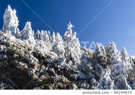The snow covered most of the mountains and forests in Hehuan Mountain of Nantou, Taiwan. Taroko National Park is one of Taiwan's most popular tourist attractions. 94244629