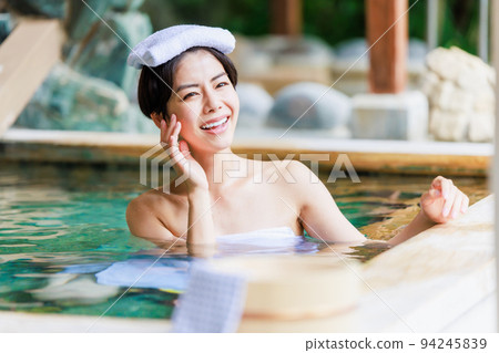 女性露天浴池的沐浴形象 94245839