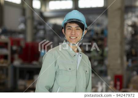 一個年輕人在衣服上工作 94247972