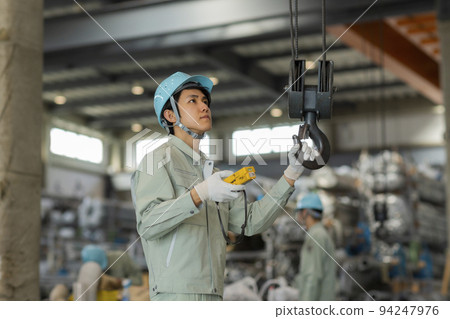 倉庫工人年輕男性 94247976