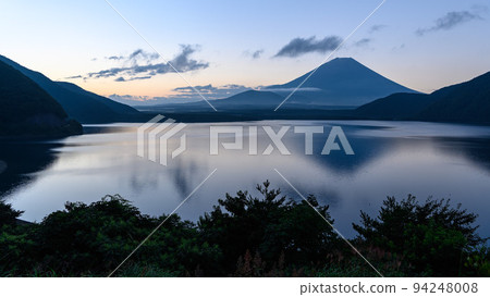 (山梨縣)清晨顛倒的富士山和本栖湖 (山梨縣)清晨顛倒的富士山和本栖湖 94248008