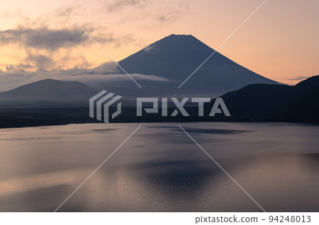 (Yamanashi Prefecture) Upside-down Mt.Fuji and Lake Motosu in the early morning (Yamanashi Prefecture) Upside-down Mt.Fuji and Lake Motosu in the early morning 94248013