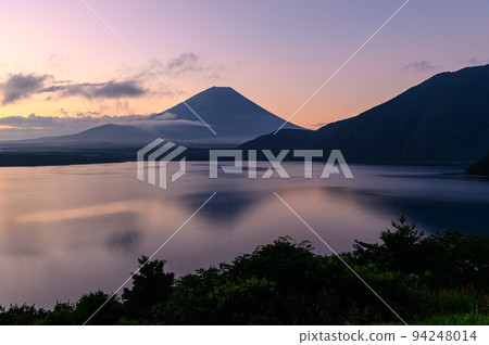 (山梨縣)清晨顛倒的富士山和本栖湖 (山梨縣)清晨顛倒的富士山和本栖湖 94248014