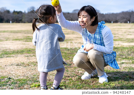 幼兒園和幼兒園老師在公園草坪廣場玩耍 94248147