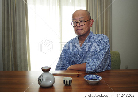 Yukata middle-aged man enjoying alcohol 94248202