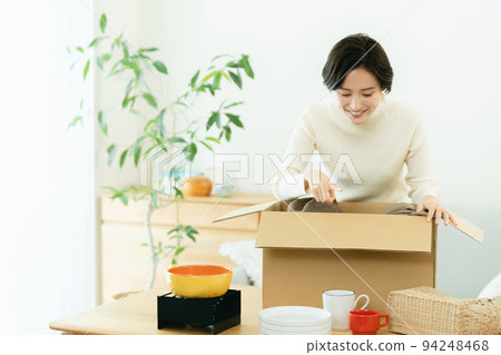 一個女人在客廳收拾行李 94248468