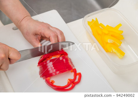 [Slice the red paprika with a Santoku knife] 94249002