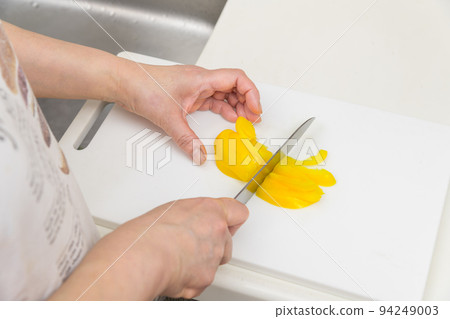 [Cut paprika yellow with a Santoku knife] 94249003