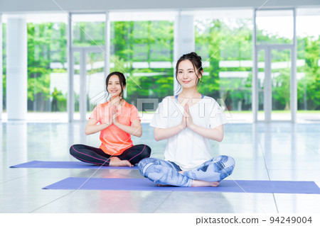Young woman doing yoga in the gym 94249004
