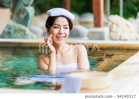 一個年輕的女人，悠閒地露天浴 94249317