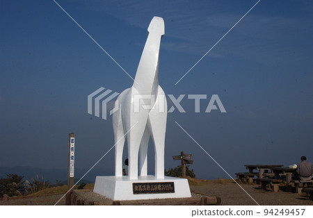 White horse on the summit of Jinba White horse on the summit of Jinba 94249457