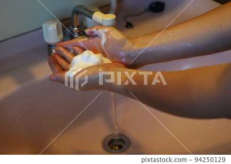 Careful hand washing at home 94250129