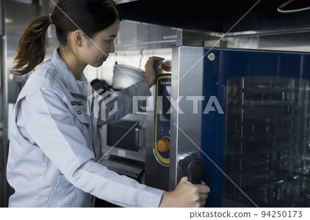 穿著工作服的婦女檢查廚房設備 廚房維修圖像 94250173