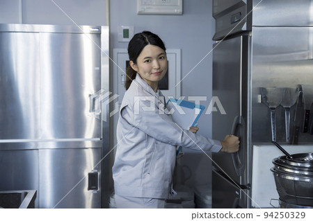 穿著工作服的婦女檢查廚房設備 廚房維修圖像 94250329