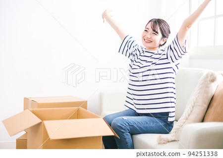 A woman who moves for a new life (move/transfer) 94251338