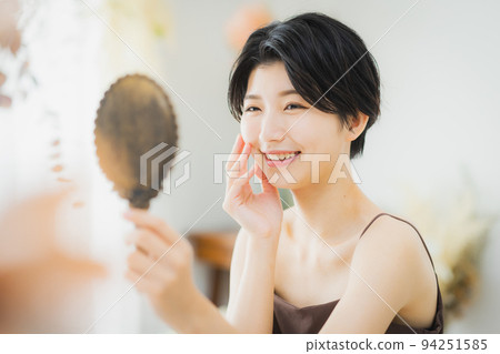 短髮美女形象 短髮美女形象 94251585