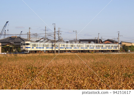 鹿兒島本線 415 系列穿過美山市的大豆田（福間⇔熊本） 94251617