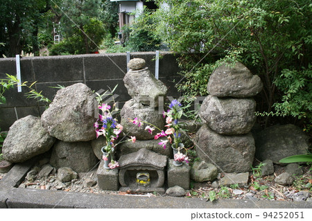 私人住宅屋簷上的古墓 私人住宅屋簷上的古墓 94252051