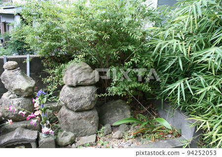 私人住宅屋簷上的古墓 私人住宅屋簷上的古墓 94252053
