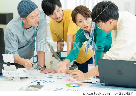 在服裝免費的工作場所工作的團隊 94252427