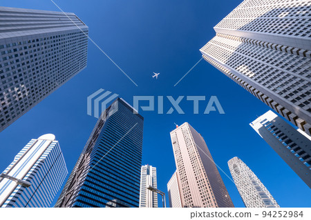 新宿副中心的“東京”摩天大樓，空中飛行的飛機 94252984